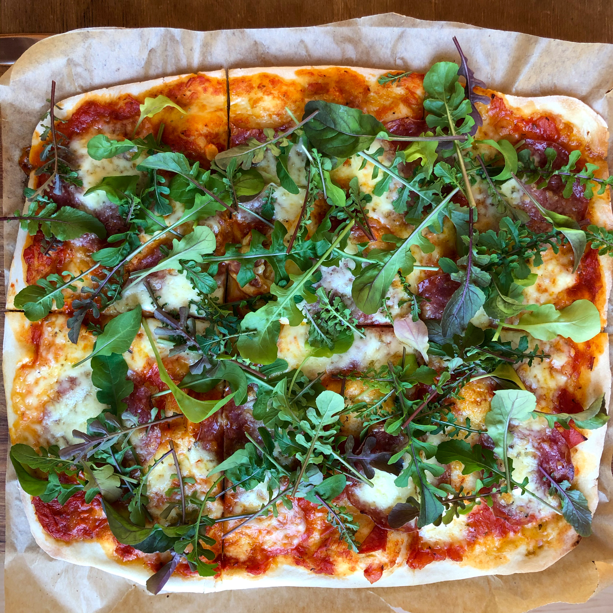 Pizza Salami mit Mozzarella und Ruccola – Kochen + Essen + Trinken ...