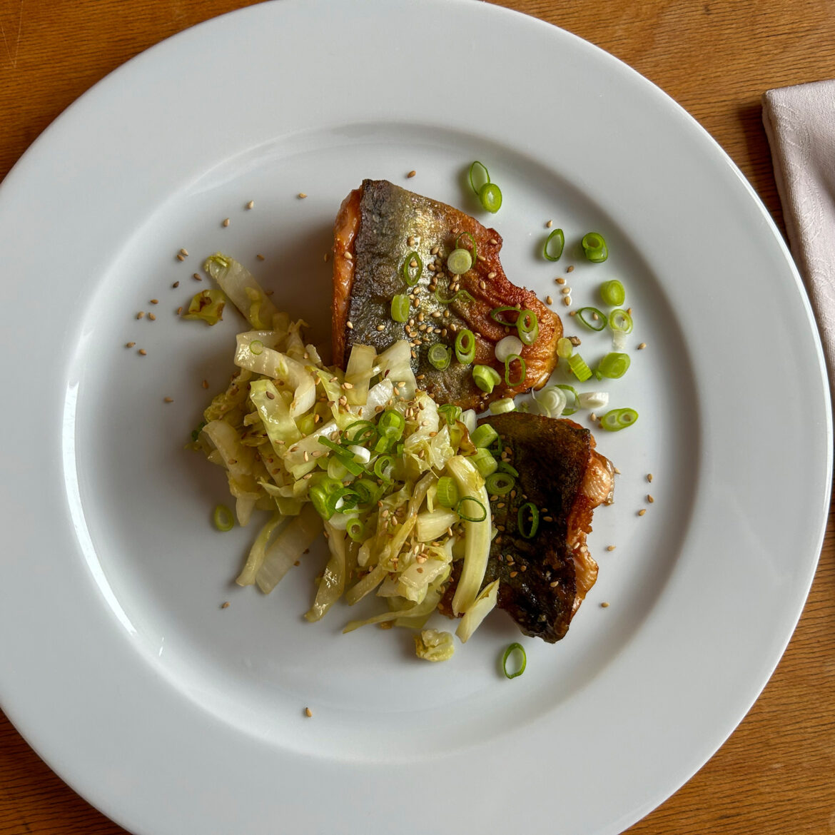 Saiblingsfilets auf der Haut gebraten an zweierlei Kohl