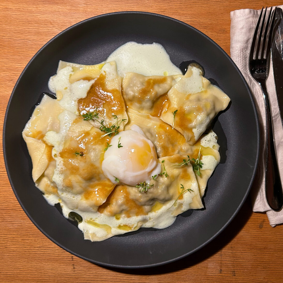 Entenravioli an Miso-Butter, Petersilienschaum und Onsen-Ei