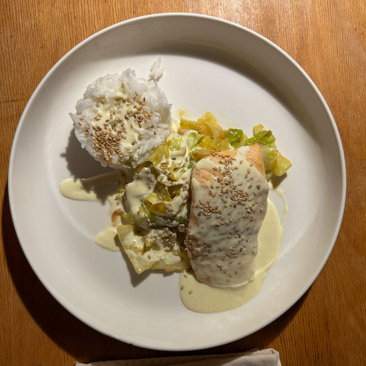 Lachsfilet an gebratenem Spitzkohl mit Wasabimajonnaise