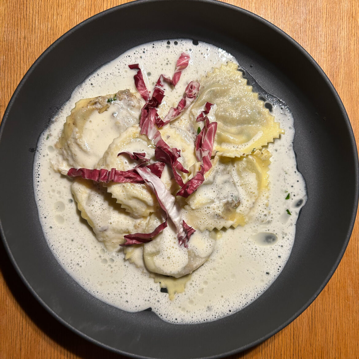 Ravioli mit Pilzfüllung an Parmesanschaum