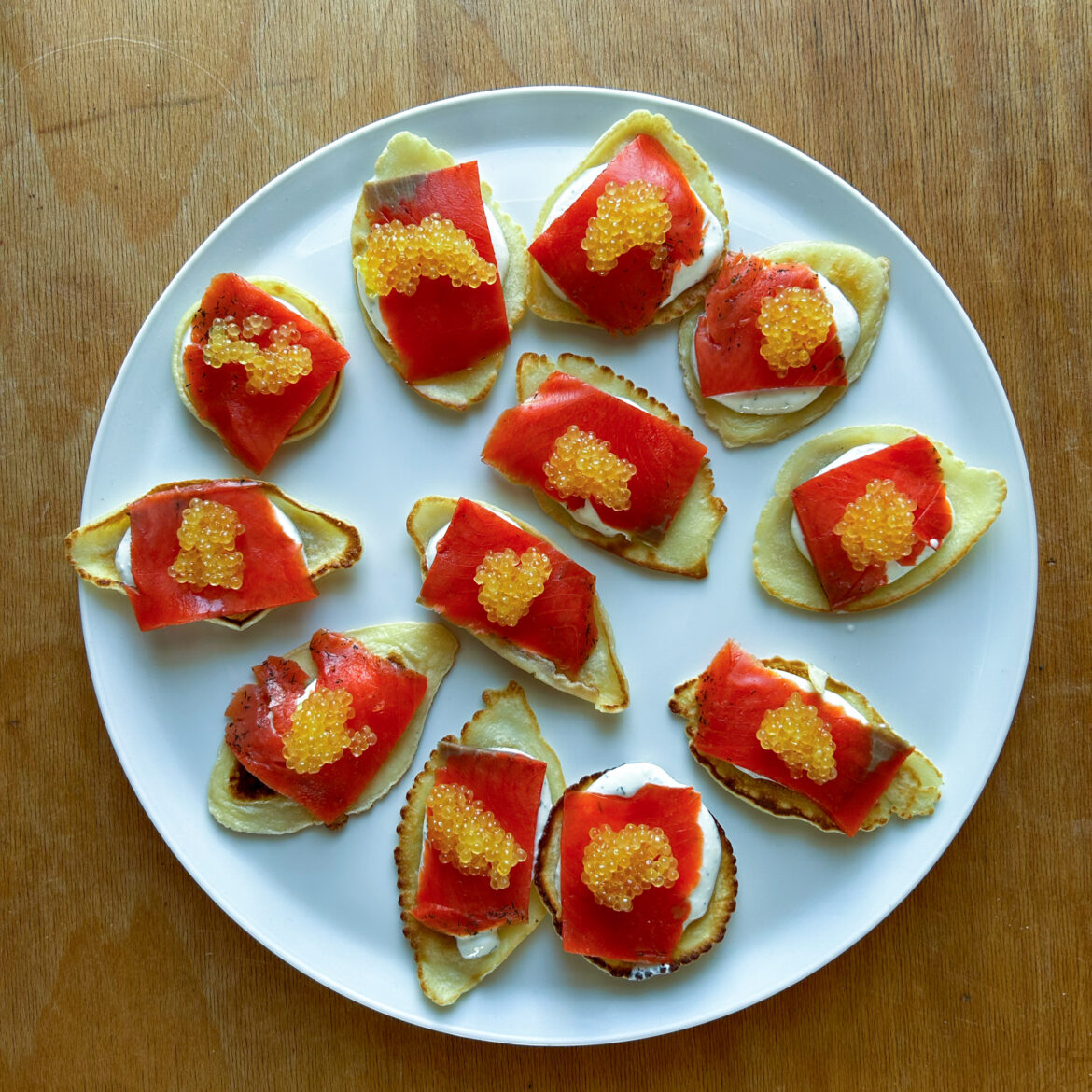 Blini mit Dill-Sauerrahm, Räucherlachs und Saiblingskaviar