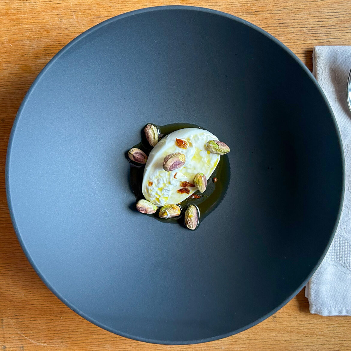 Burrata mit gerösteten Pistazien an Honig/Chili-Öl