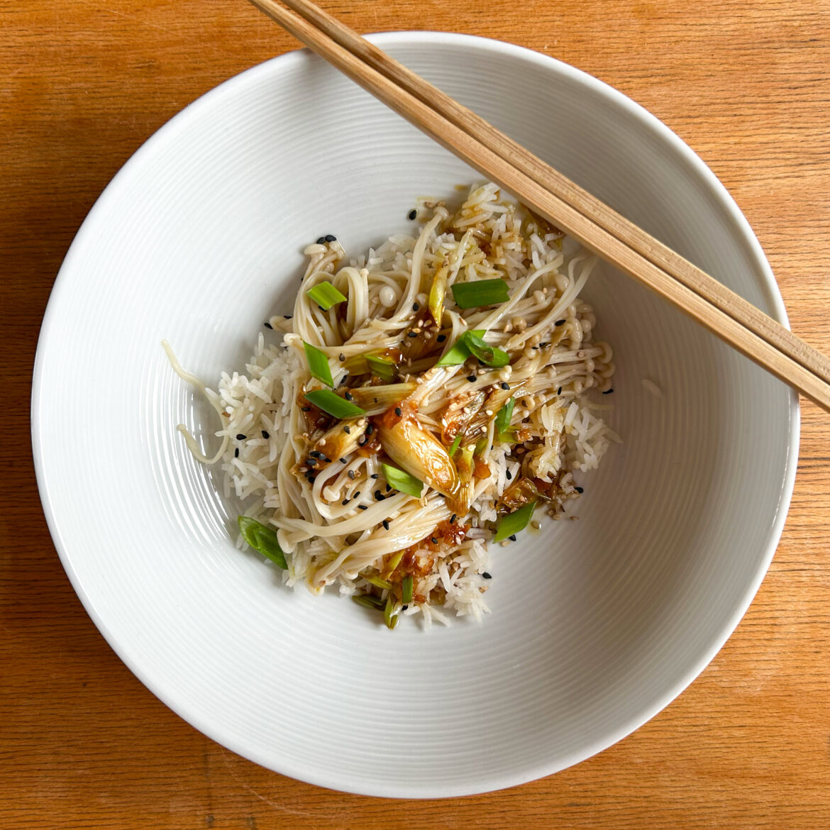 Blanchierter Enoki auf Reis