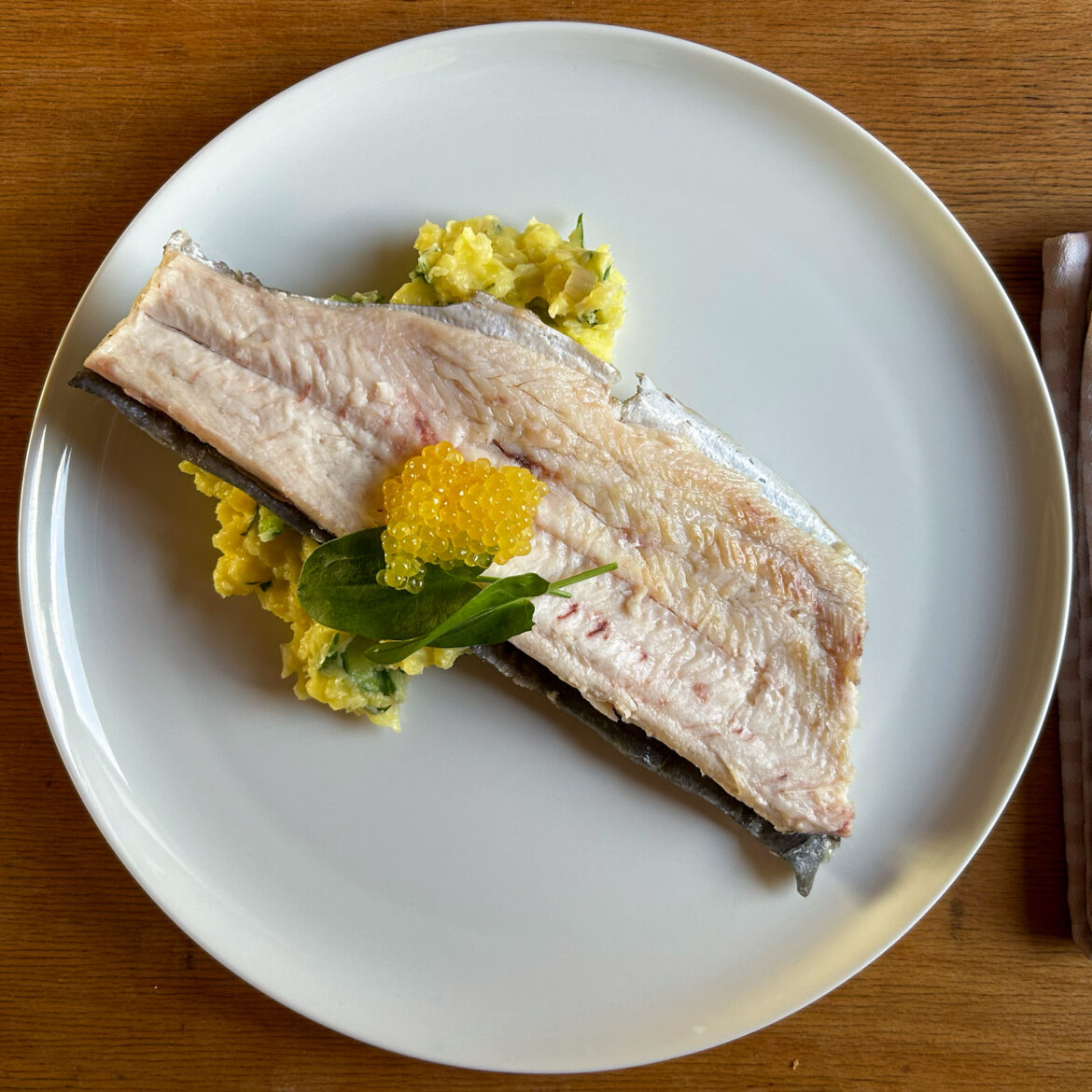 Geräuchertes Forellenfilet an Gurken-, Sauerampfer-Kartoffelstampf