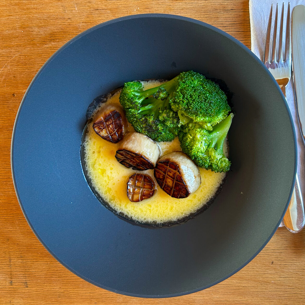 Kräutersaitlinge – als Jacobsmuscheln verkleidet – an gebratenem Broccoli