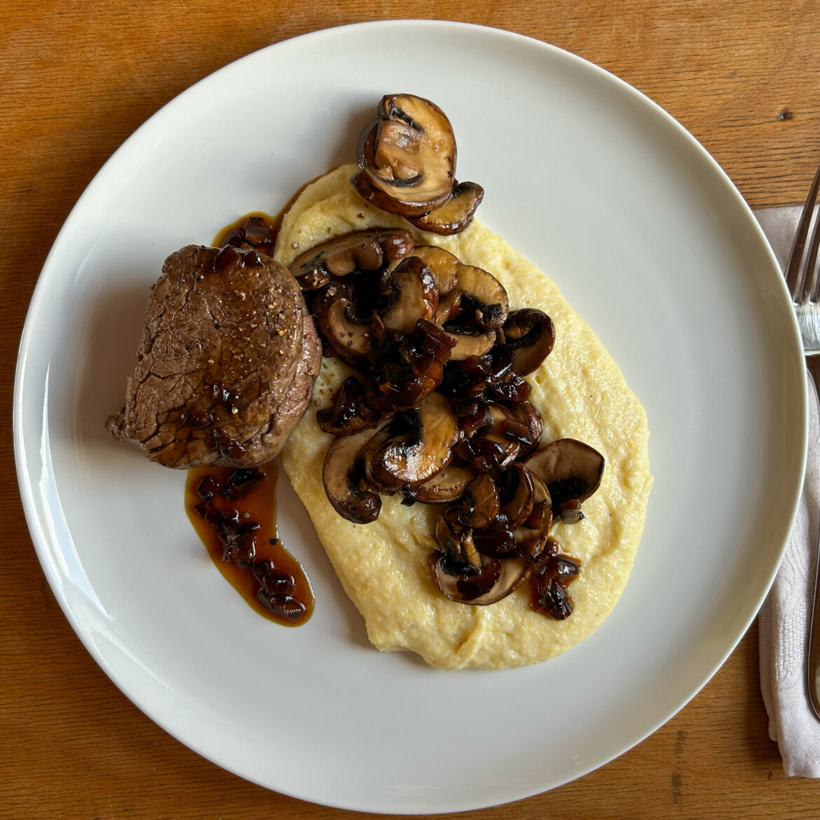 Rinderfiletsteak an cremiger Polenta mit Champignons und Karashi Shiitake
