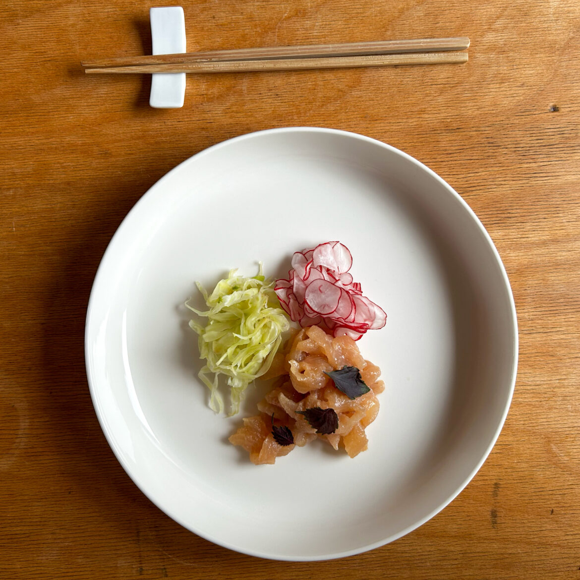 Forelle Sashimi-Art mit Sisho, Fenchel und Radieschen
