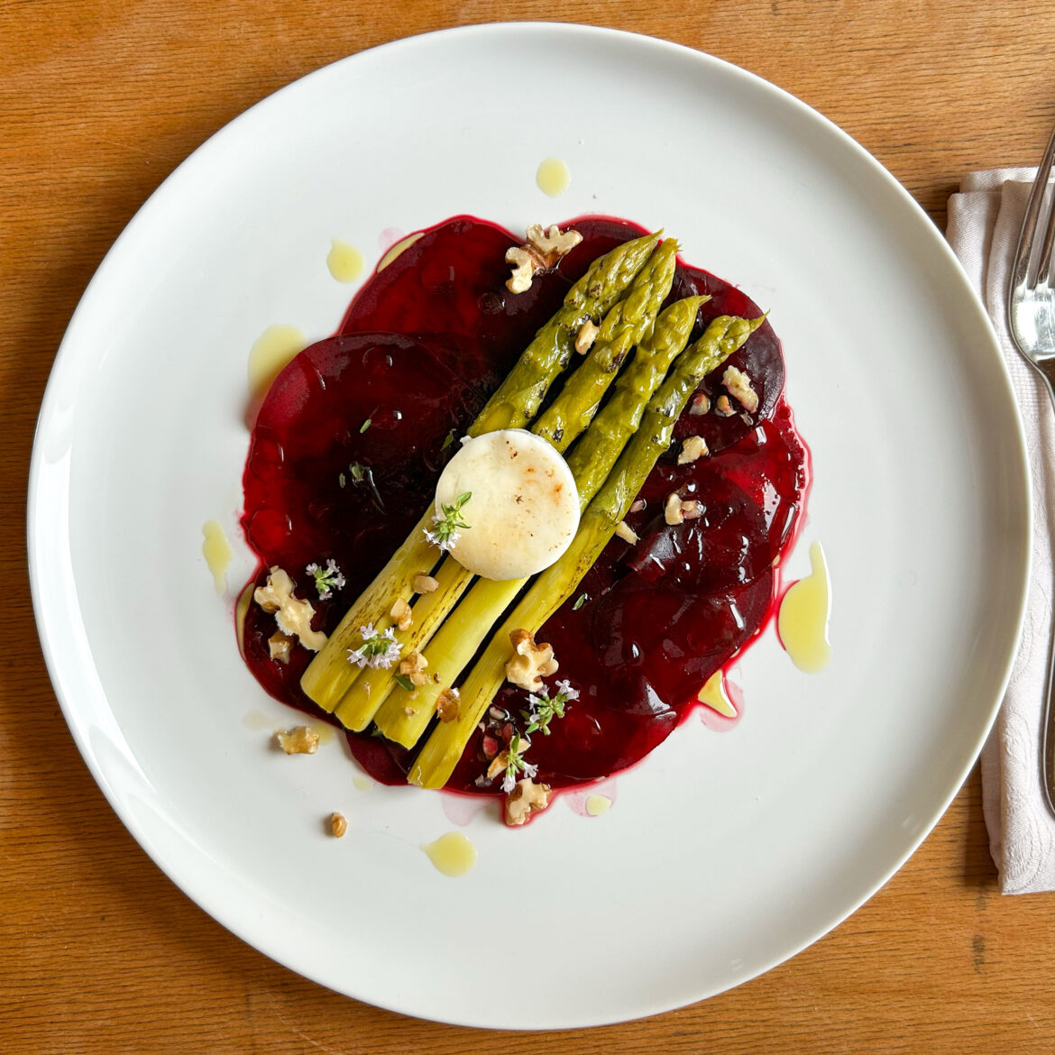 Rote Bete mit grünem Spargel und gratiniertem Ziegenfrischkäse