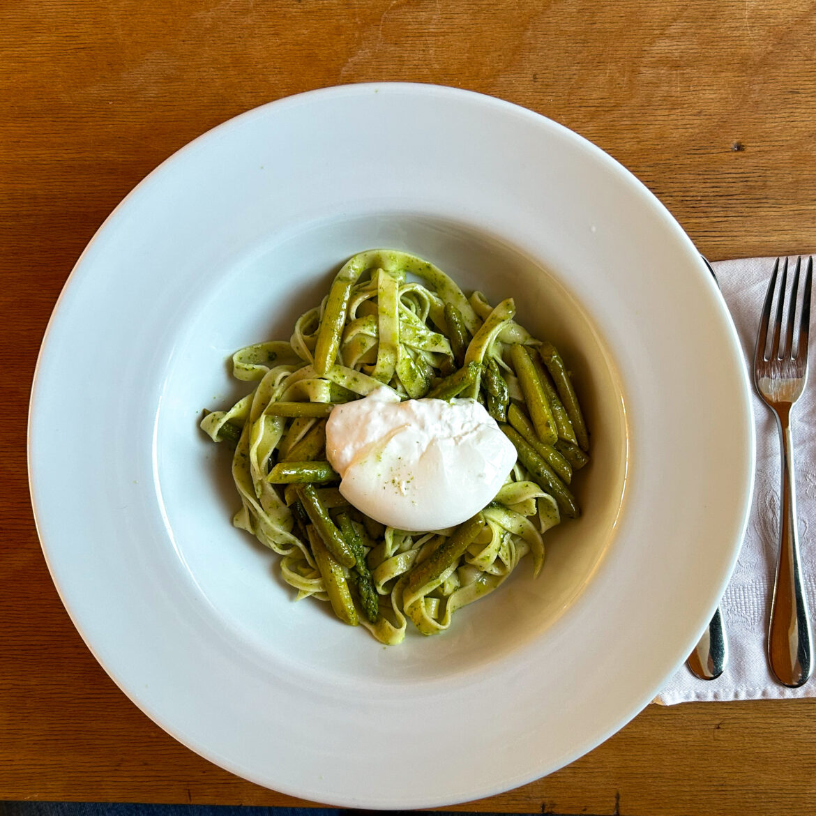 Pasta mit grünem Spargel und Bärlauchpesto