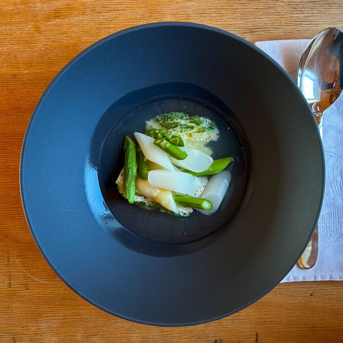 Klare Spargelsuppe mit zweierlei Spargel und Eierstich