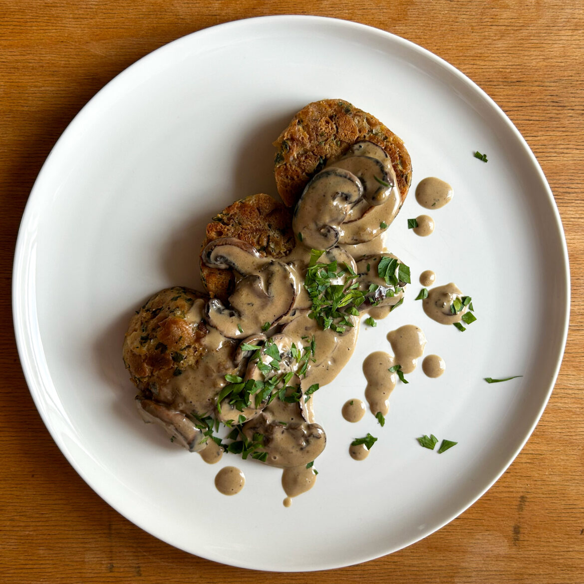 Gebratene Serviettenknödel mit Champignonragout
