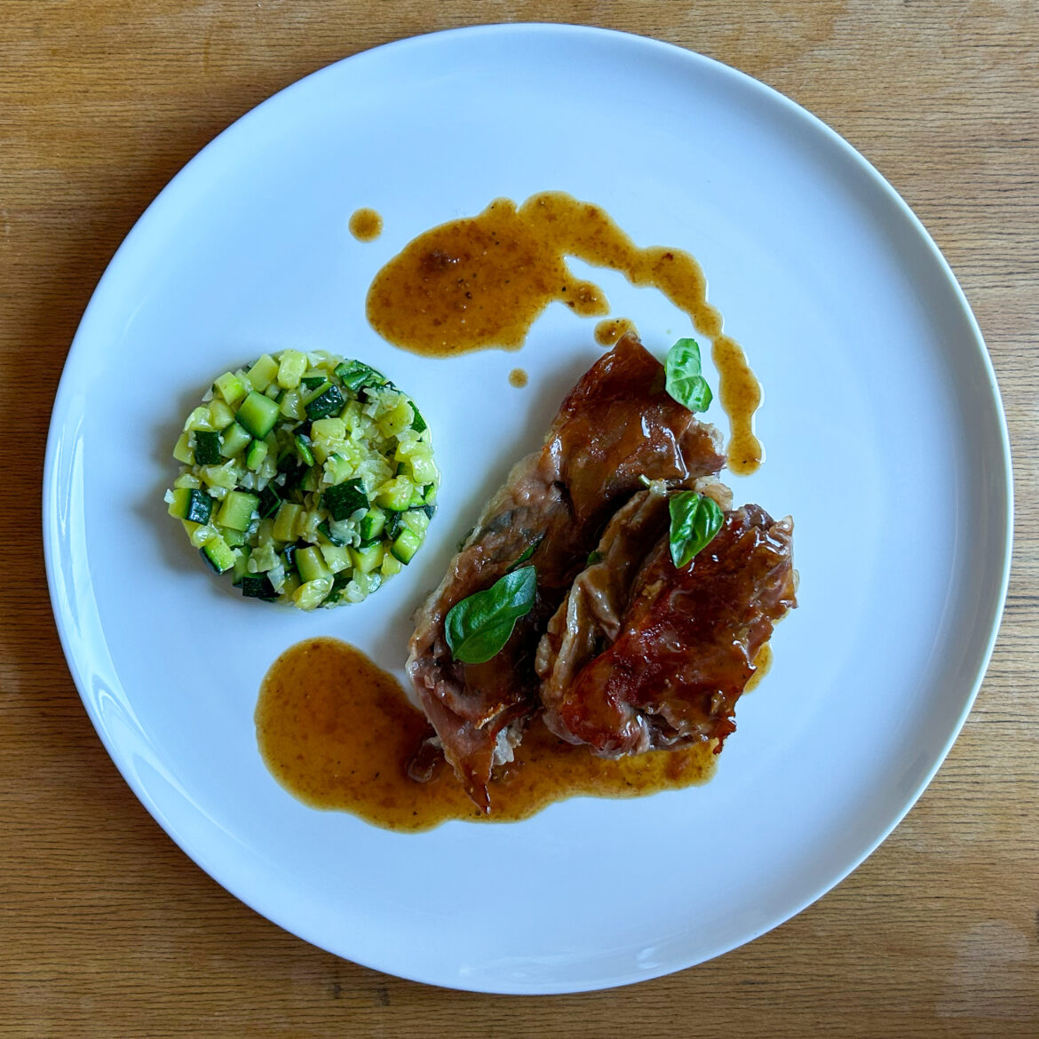Kalbsschnitzel italienische Art mit Zucchinigemüse