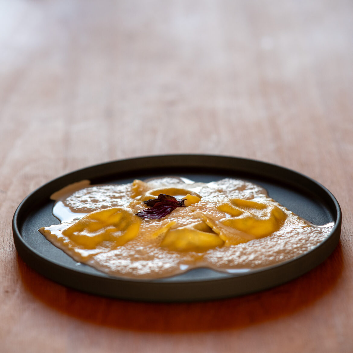 Ravioli mit Shiso-Ricotta an kühler Parmesancreme
