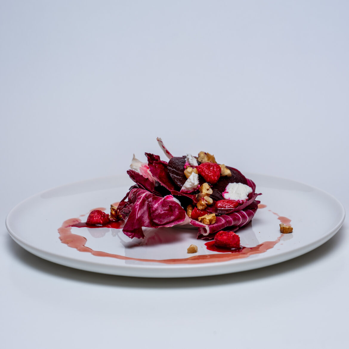 Radicchio mit Rote Bete und Ziegenfrischkäse an fermentierten Himbeeren