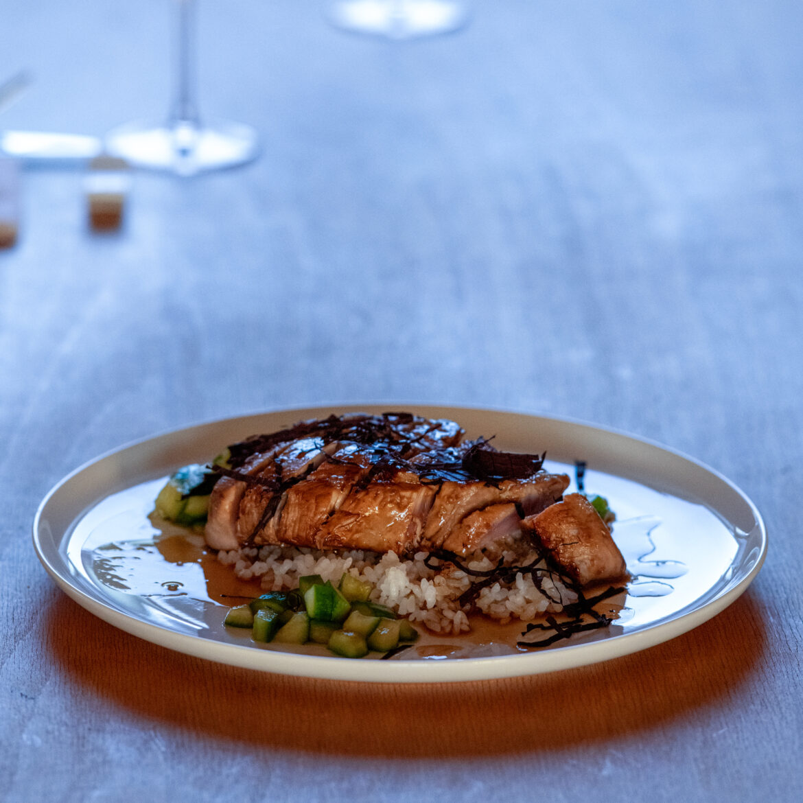 Thunfisch-Tataki mit Ponzu/Ahornsirup-Marinade an Reis
