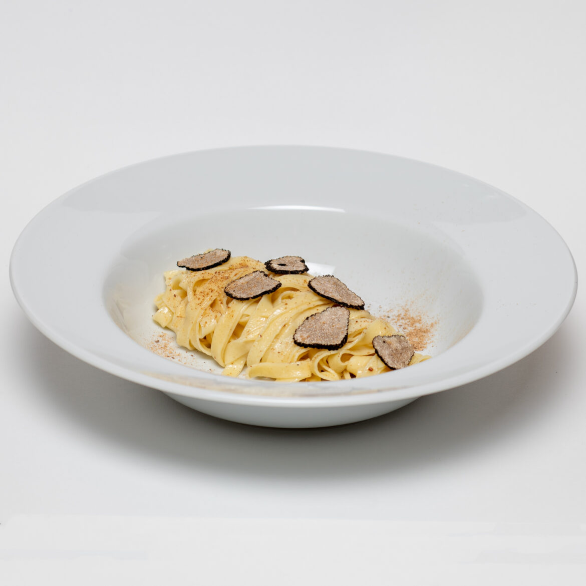 Frische Pasta mit Sommertrüffel und Steinpilzstaub