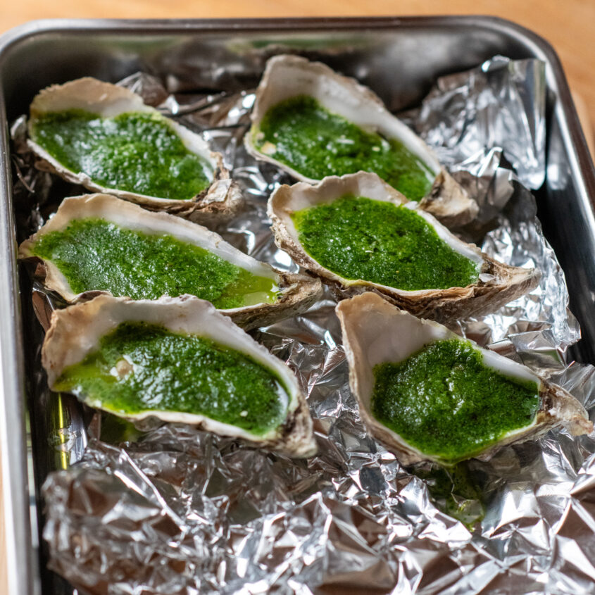 Austern gratiniert mit Petersilien-Pastisbutter – Kochen + Essen + Trinken