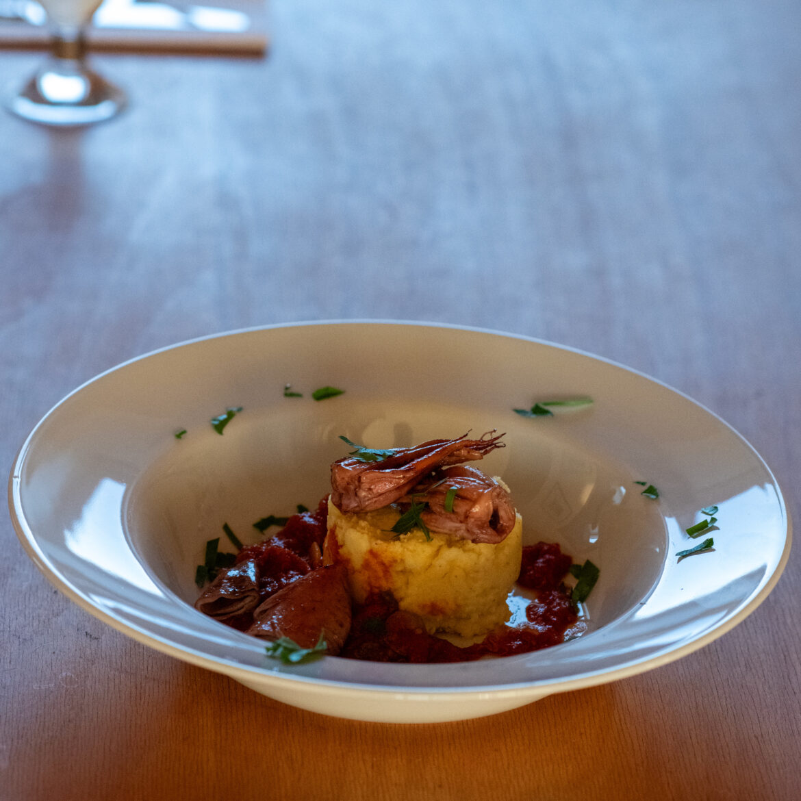 Gebratener Tintenfisch mit Tomatensauce an Polenta
