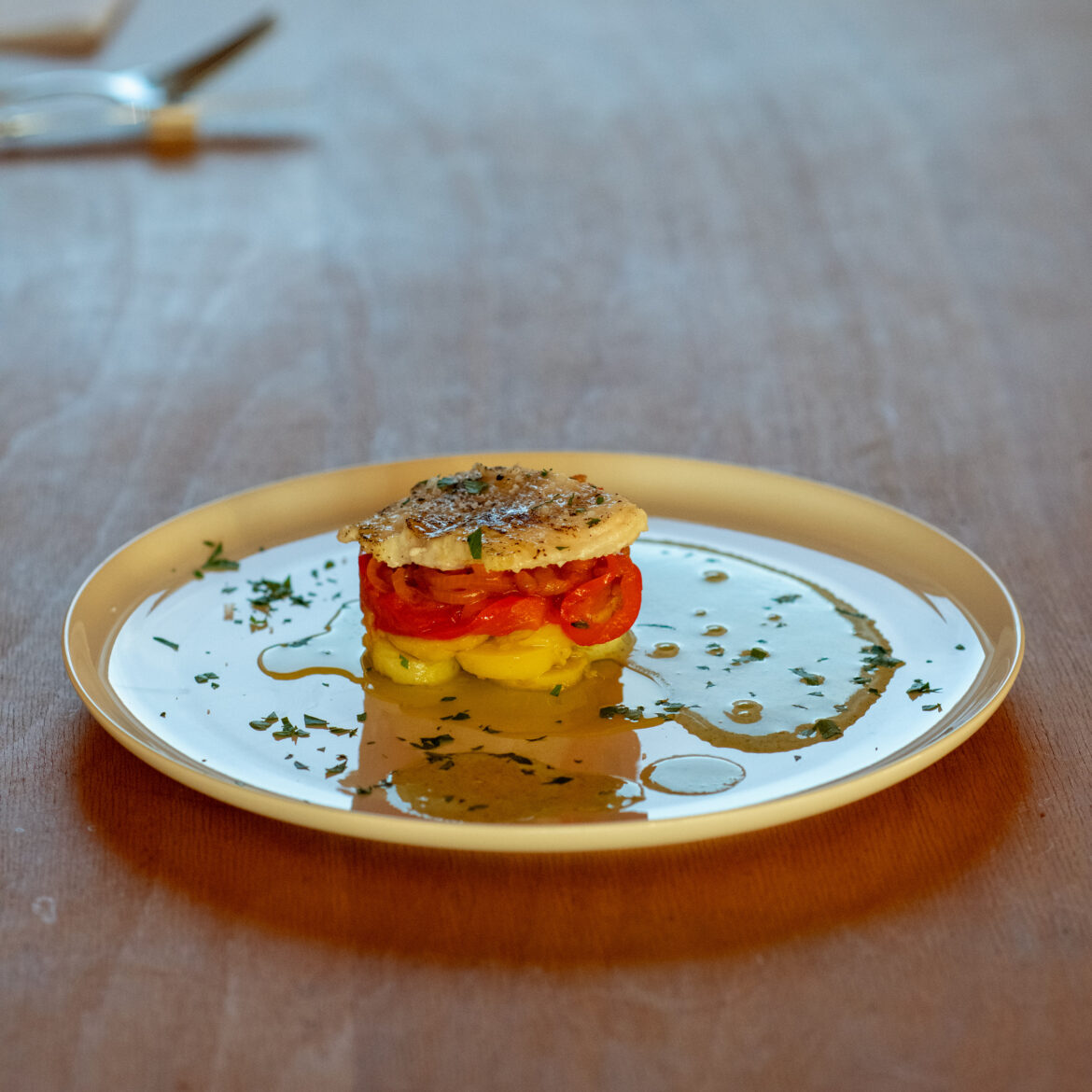 Loup de Mer an Zwiebel-/Paprikagemüse mit Petersilien-Schaum