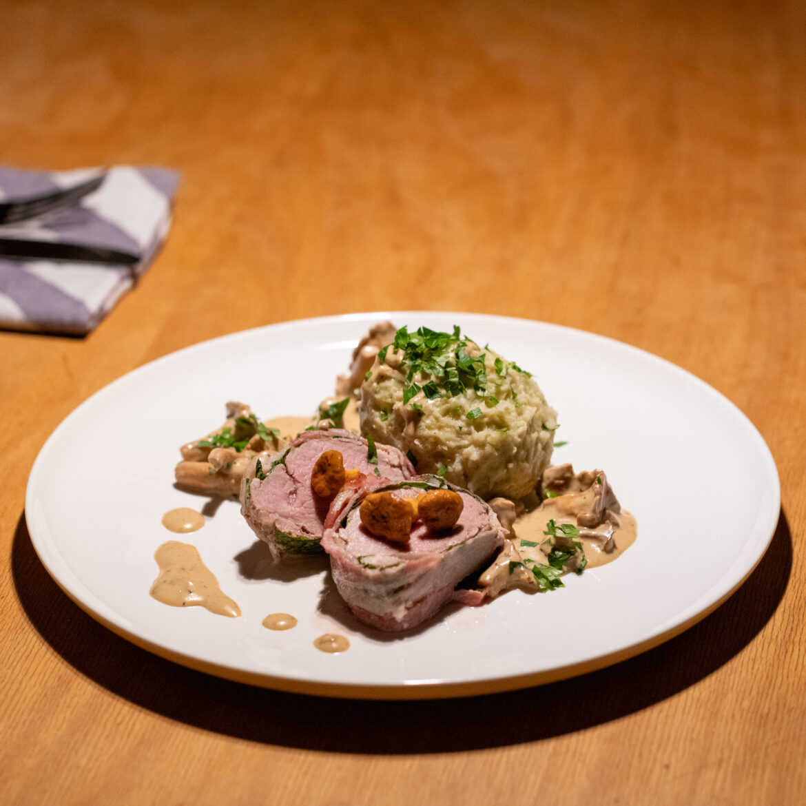 Schweinefilet im Speckmantel mit Kartoffelkloß und Pfifferlingen in Sahnesauce