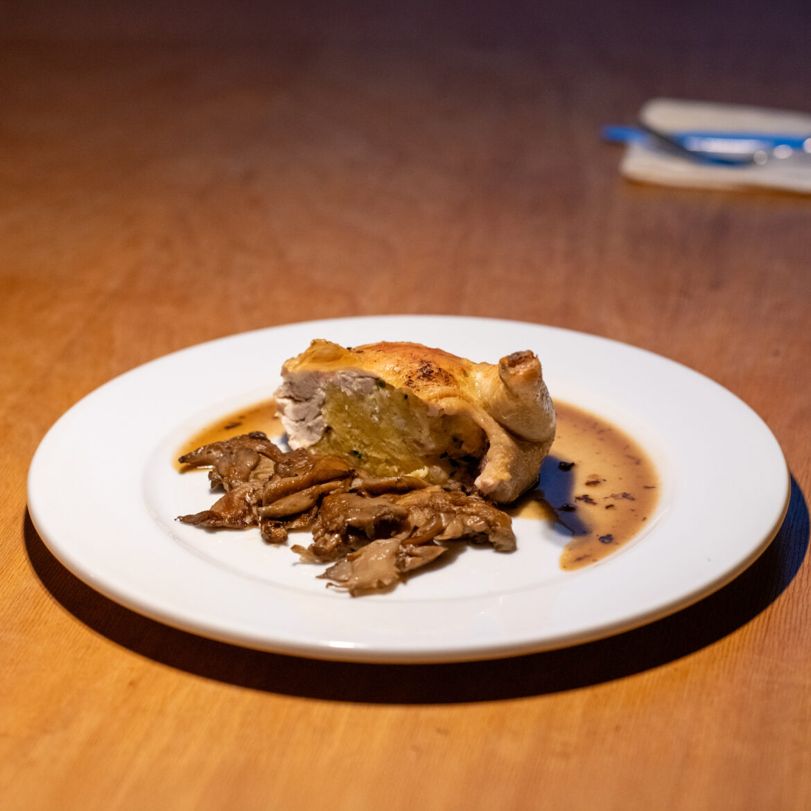 Gefülltes Stubenküken mit gebratenen Austernpilzen