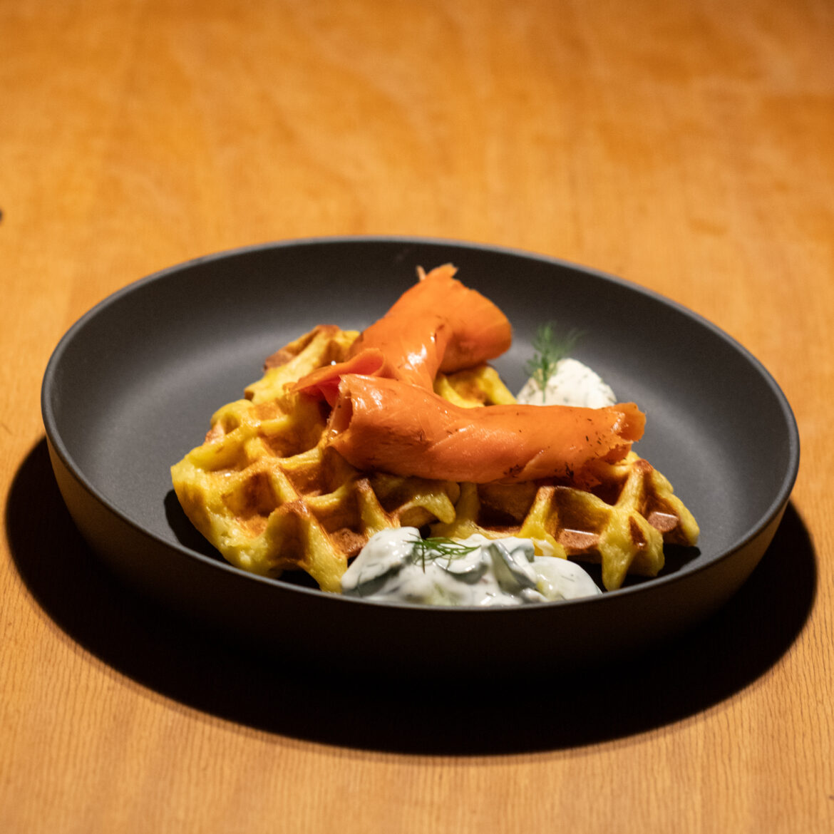 Graved Lachs an Ponzu Sauce mit Kartoffelwaffeln und Gurkensalat