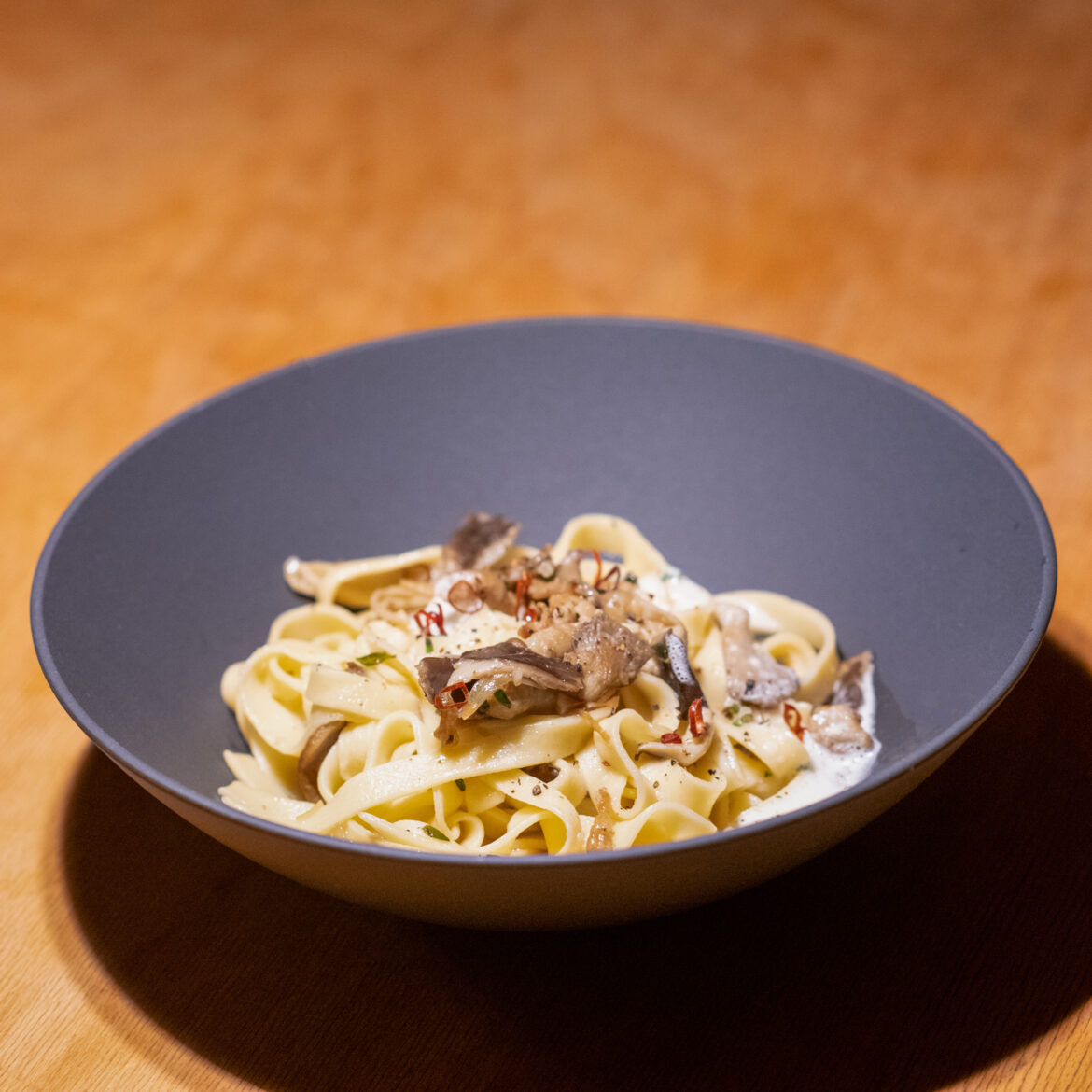 Kastanienseitling mit Fettuccine an  Thymian/Sahneschaum mit Chili und Kubebenpfeffer