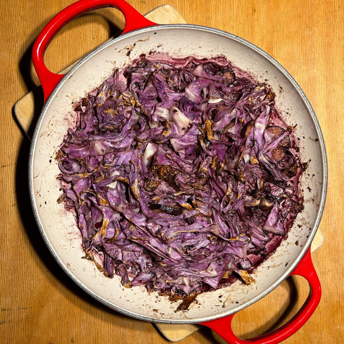 Mit Feigen und Heidelbeeren geschmorter roter Spitzkohl