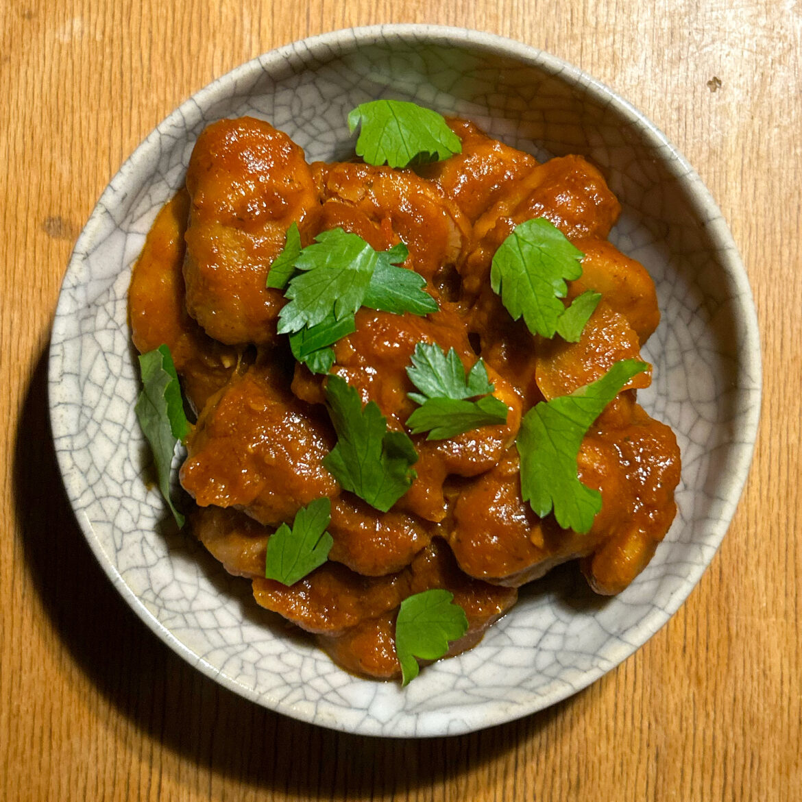 Gigantes Plaki. Nach Art des Hauses.