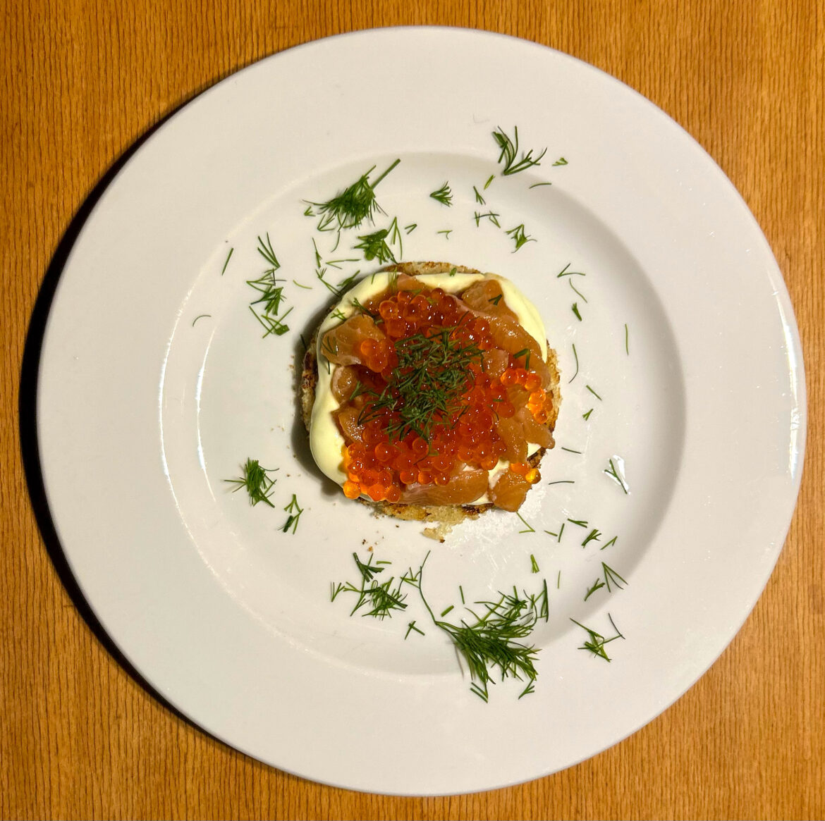 Saiblingstatar auf Wasabi/Joghurt/Frischkäsecreme mit Forellenkaviar