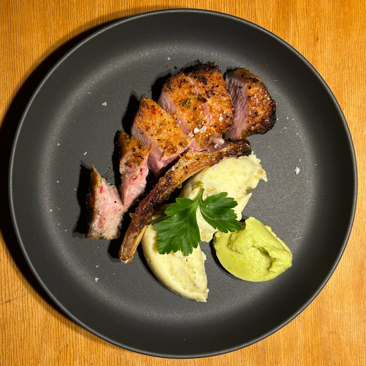 Kotelett vom Iberico-Schwein an Oliven-/KartoffelPüree mit Püree vom Rosenkohl