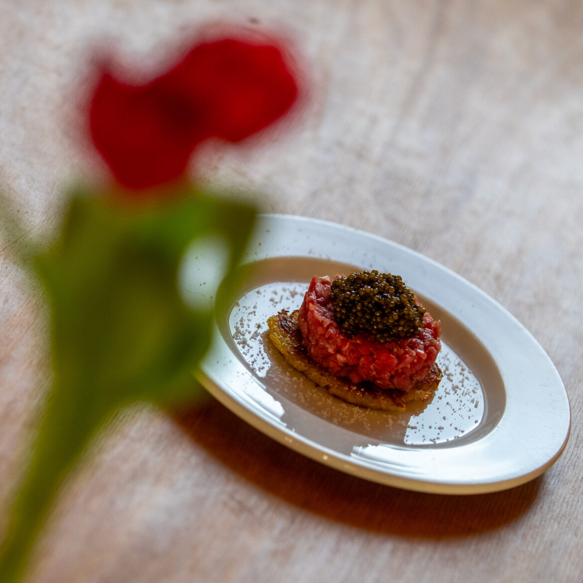 Kartoffelrösti mit handgeschnittenem Tatar und Kaviar