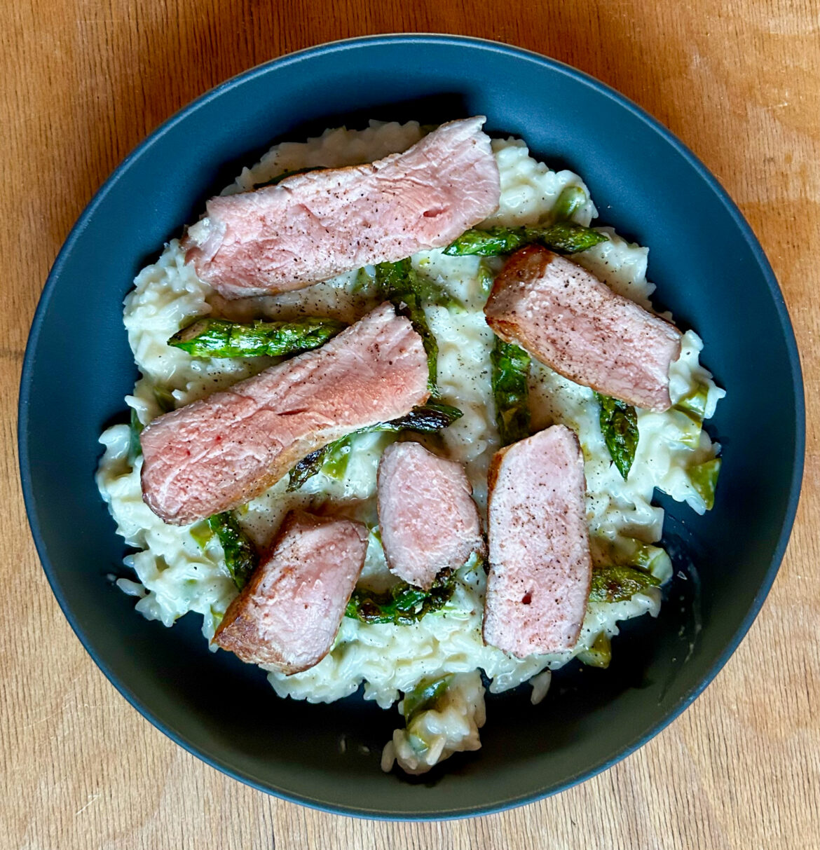 Risotto vom grünen Spargel mit gebratenen Spargelspitzen, Nussbutter und Streifen vom Kalbskotelett
