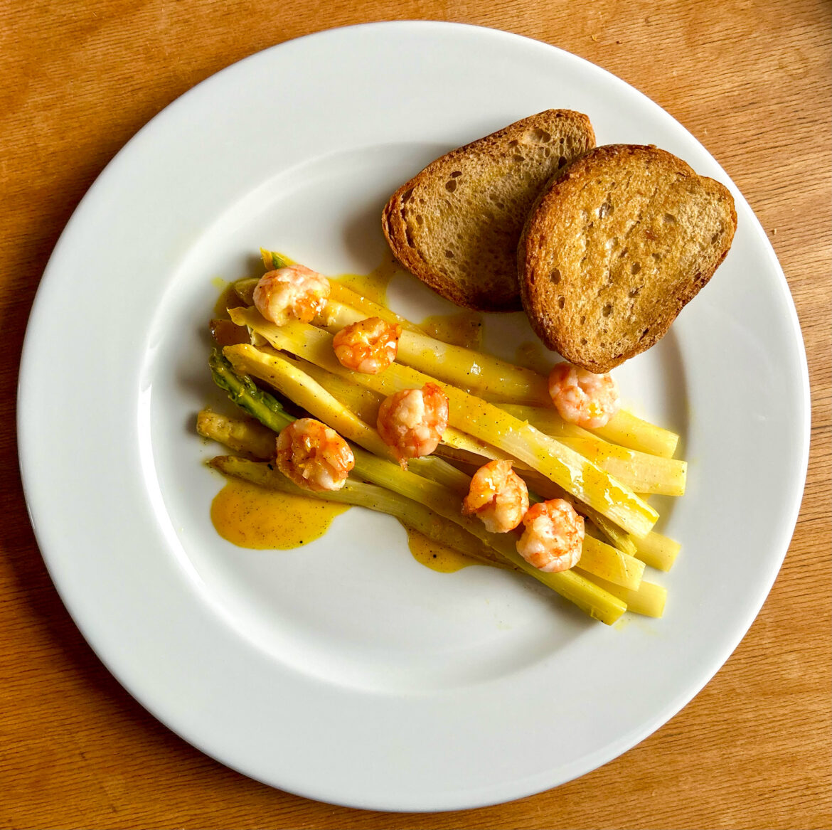 Gebratener Spargel mit Shrimps an Orangensauce