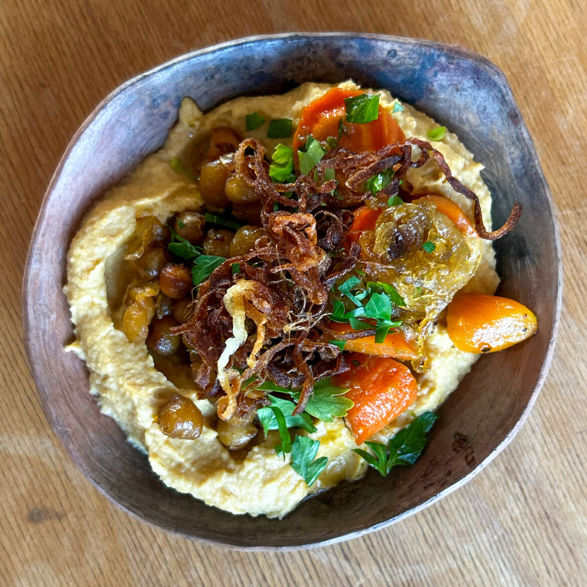 Hummus, ofengeröstete Karotten und Kichererbsen