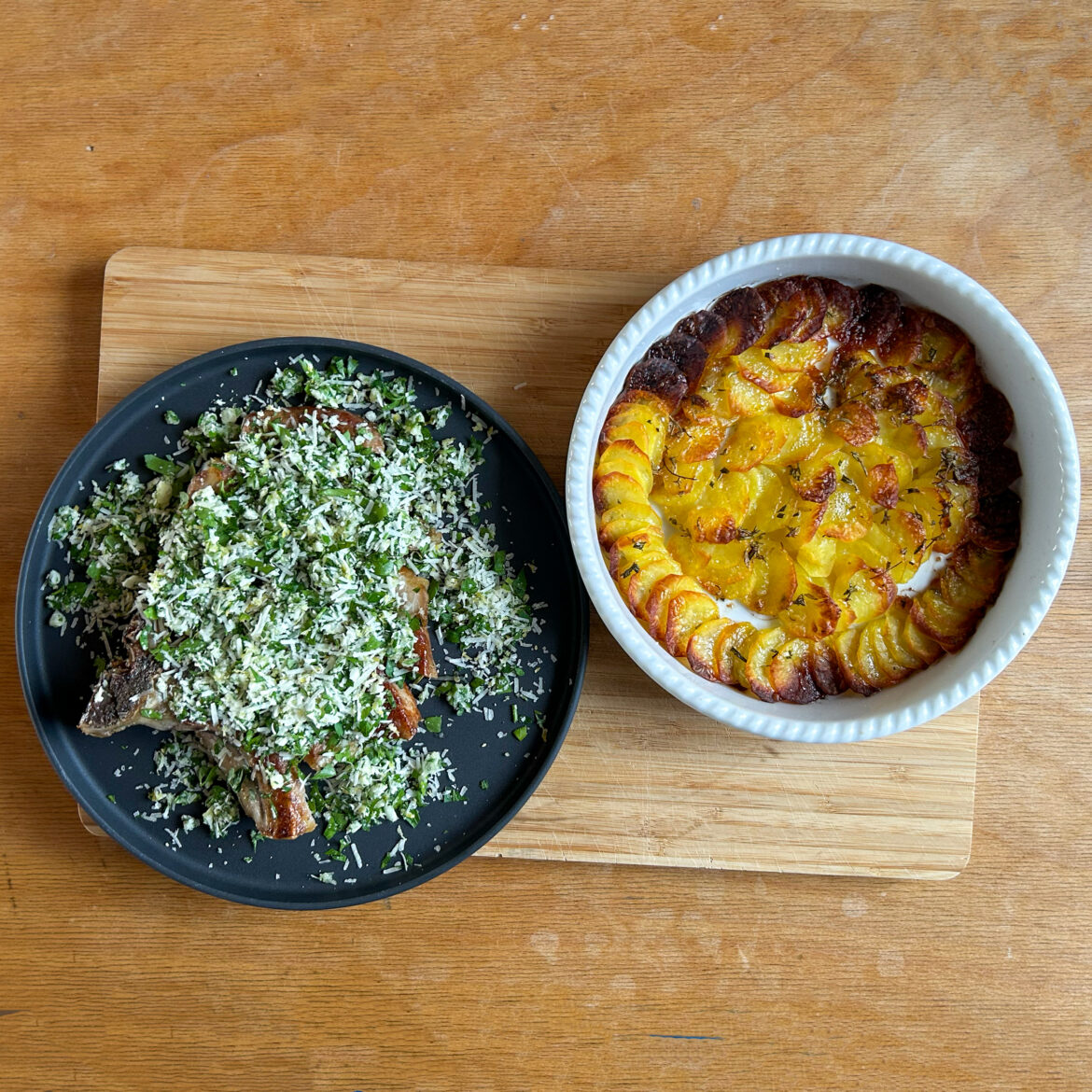 Kotelett vom Schwein mit Parmesan-Gremolata und so etwas wie Kartoffelgratin. Aber anders. Aber gut.