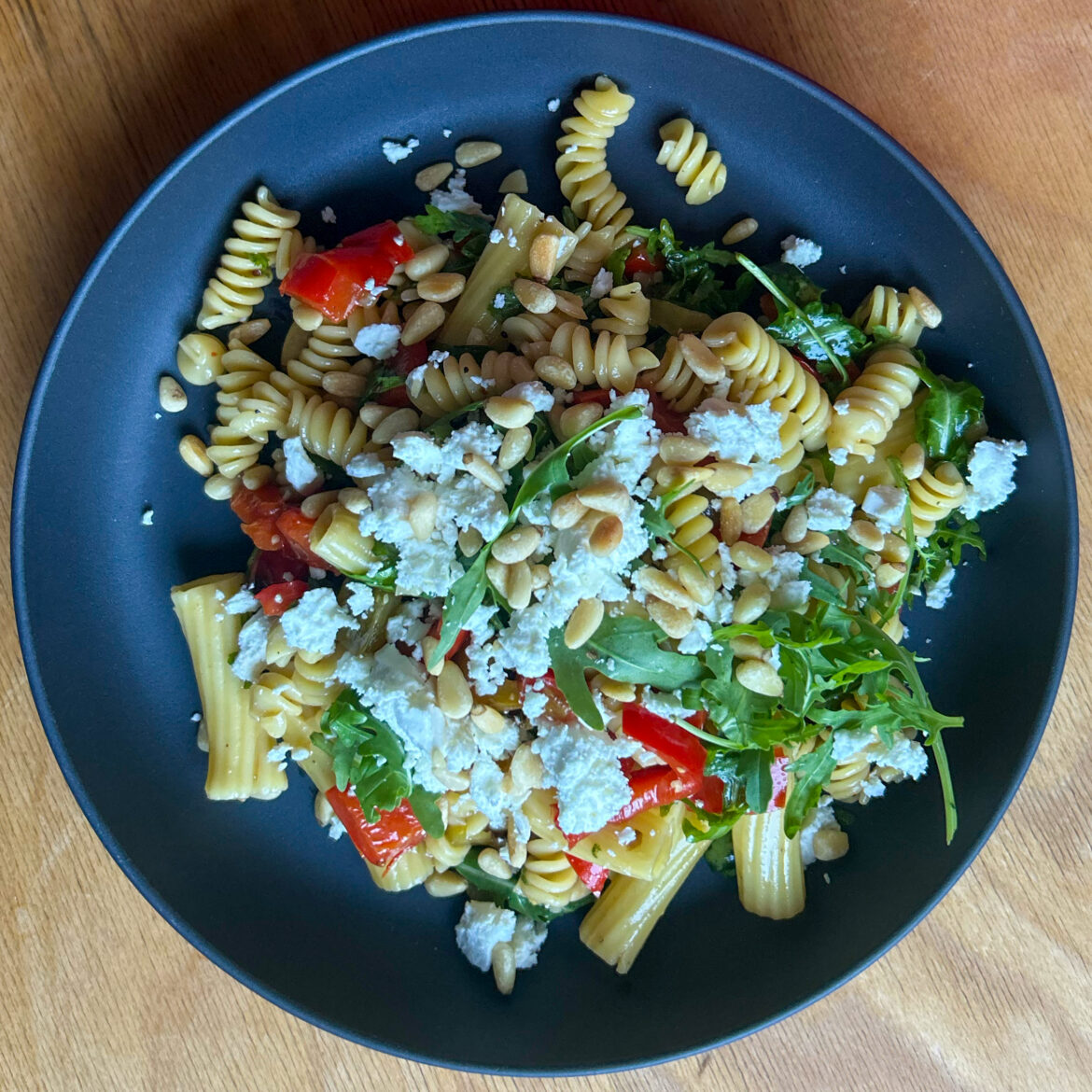 Nudelsalat mit Ruccola und gebratenem Paprika