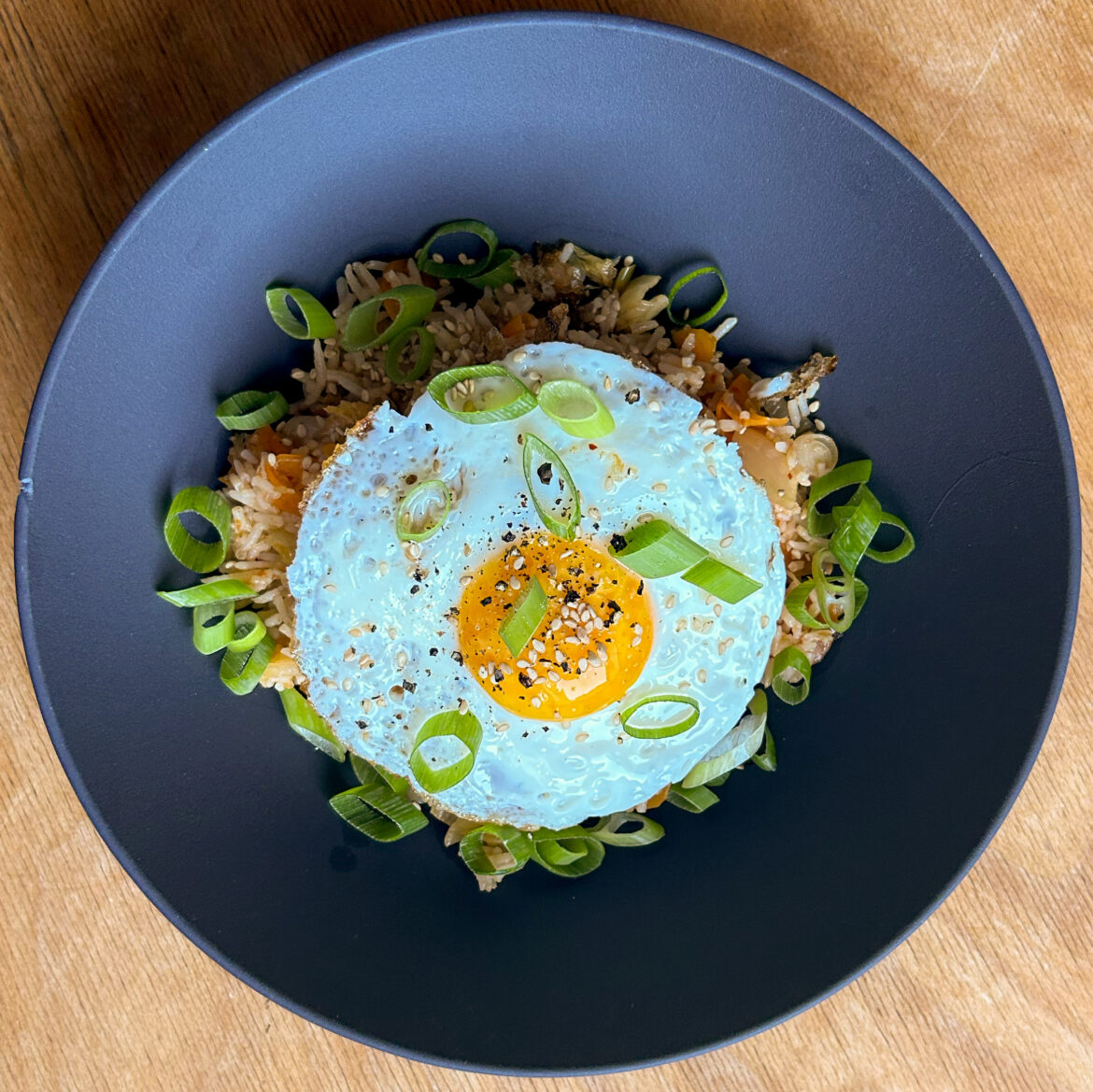 Gebratener Reis mit Kimchi und Spiegelei